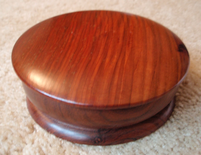 Round box with lid