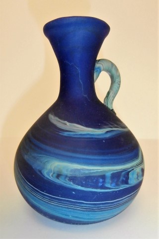 1 handle round vase