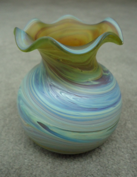 Bulb vase with fluted
                  top 4"