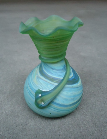 Bulb vase with fluted
                  top and wrap 5 1/4"