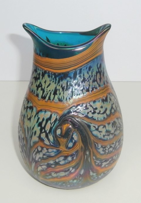Pouch vase trail on blue