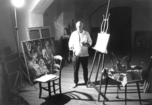 Picasso
                    1957 standing in studio