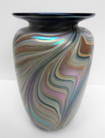 Feathered vase
                      with blue rim