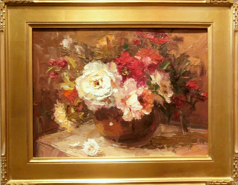 Round
                        Vase with Flowers