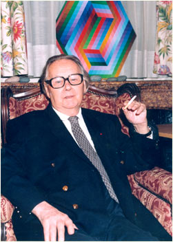 Victor Vasarely with the
                  Kedzi sculpture in Paris in 1995